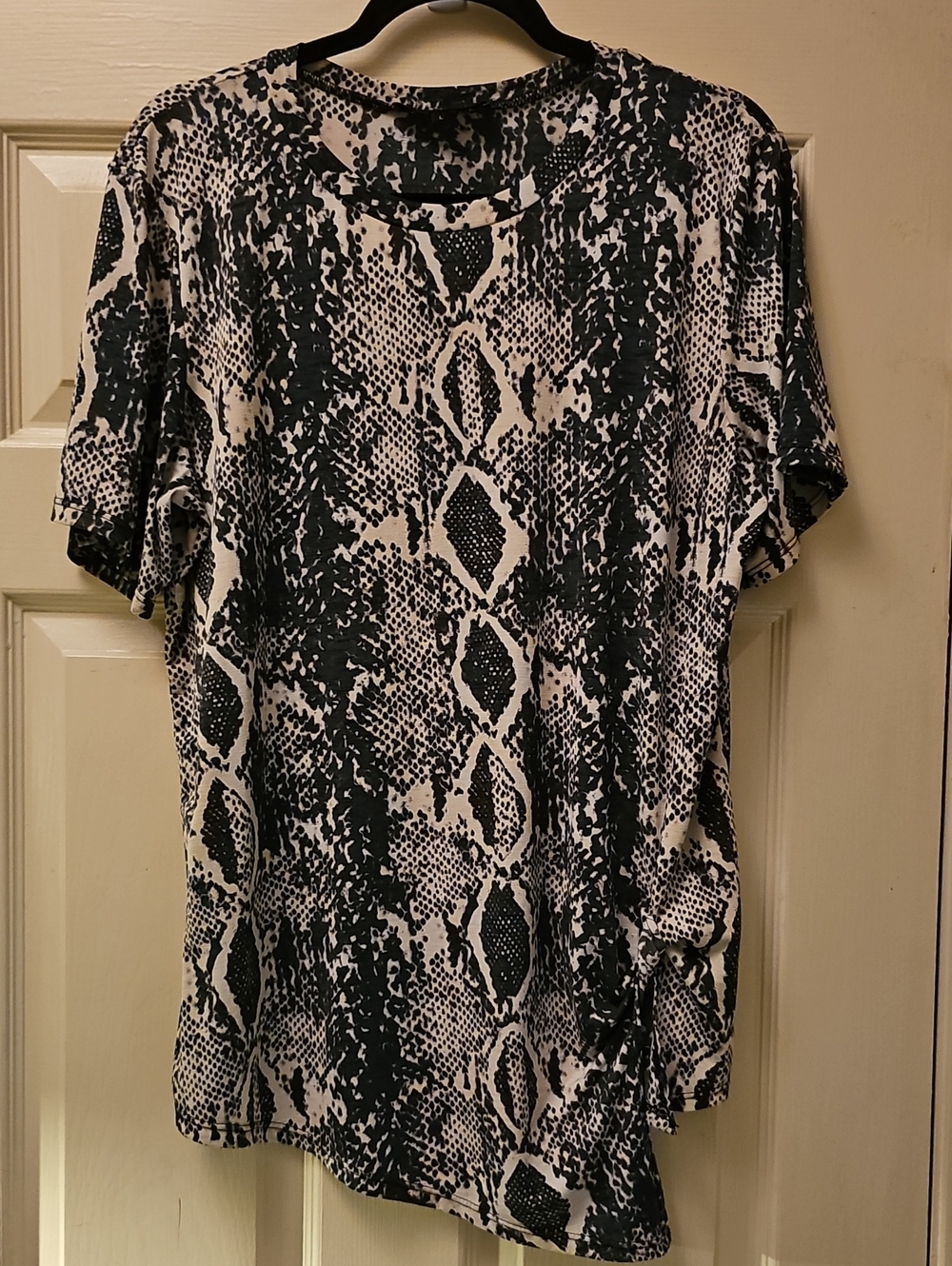 Black & White Snake Print Women's Short Sleeve Shirt Cinched Side